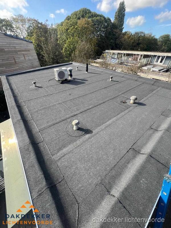 Kosten dakdekker: afgewerkt plat bedrijfsdak met bitumen in Lichtenvoorde Kosten dakdekker: afgewerkt plat bedrijfsdak met bitumen in Lichtenvoorde