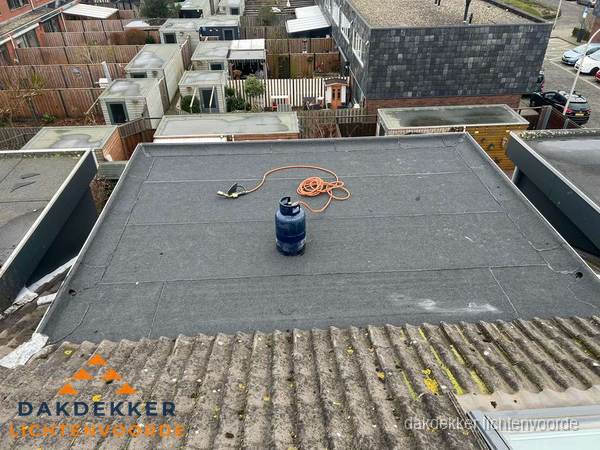 Dakreparatie plat dak met bitumen in Lichtenvoorde Dakreparatie plat dak met bitumen in Lichtenvoorde