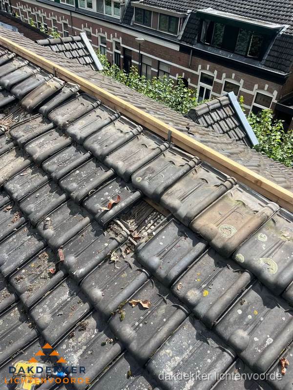 Dakonderhoud aan schuin pannendak met nokvernieuwing in Lichtenvoorde Dakonderhoud aan schuin pannendak met nokvernieuwing in Lichtenvoorde