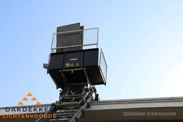 Dakdekkerslift voor materiaal transport bij dakwerkzaamheden in Lichtenvoorde Dakdekkerslift voor materiaal transport bij dakwerkzaamheden in Lichtenvoorde