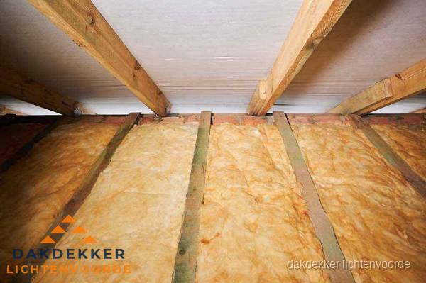 Dakisolatie met glaswol tussen dakspanten in Lichtenvoorde Dakisolatie met glaswol tussen dakspanten in Lichtenvoorde