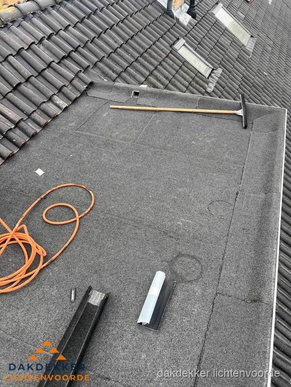 Plat dak reparatie met gereedschap en loodstroken in Lichtenvoorde Plat dak reparatie met gereedschap en loodstroken in Lichtenvoorde