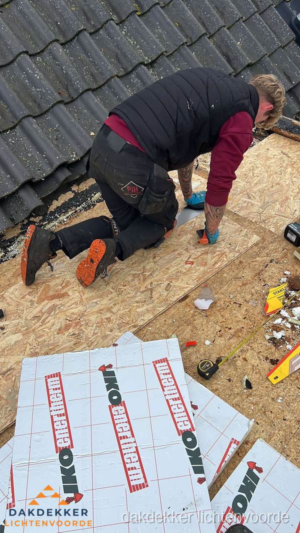 Dakdekker plaatst PIR-isolatieplaten op plat dak in Lichtenvoorde Dakdekker plaatst PIR-isolatieplaten op plat dak in Lichtenvoorde