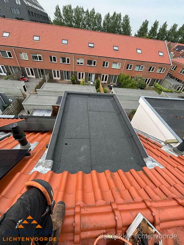Bitumen dak reparatie op plat dak tussen dakpannen in Lichtenvoorde Bitumen dak reparatie op plat dak tussen dakpannen in Lichtenvoorde