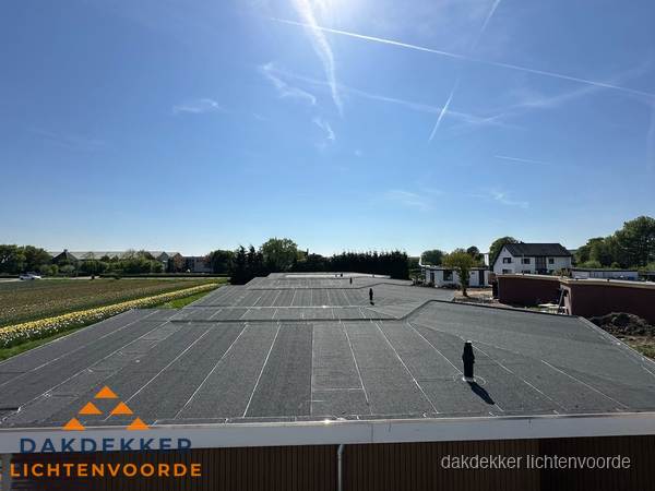 Groot plat dak met bitumen dakbedekking op bedrijfspand in Lichtenvoorde Groot plat dak met bitumen dakbedekking op bedrijfspand in Lichtenvoorde