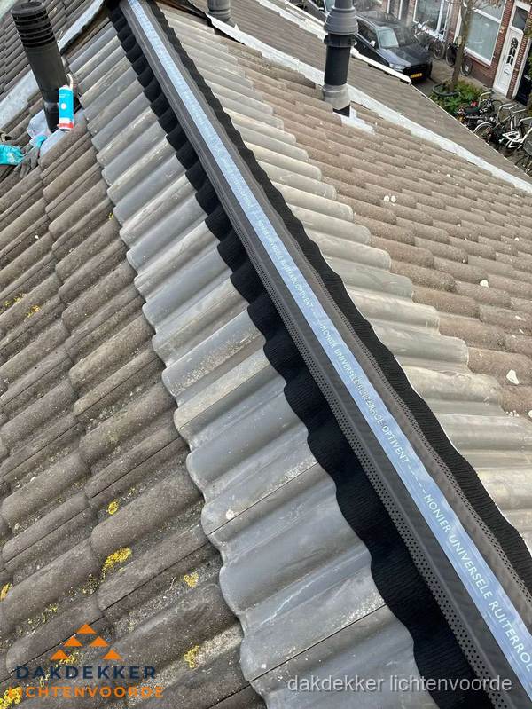 Nokvorst met Monier ventilatie op schuin pannendak in Lichtenvoorde Nokvorst met Monier ventilatie op schuin pannendak in Lichtenvoorde